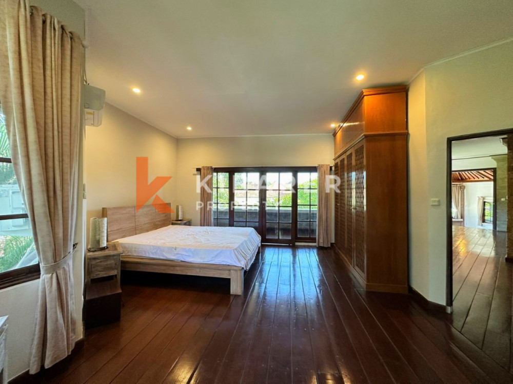 Vila Lima Kamar Tidur Menakjubkan dengan Taman Luas di Umalas