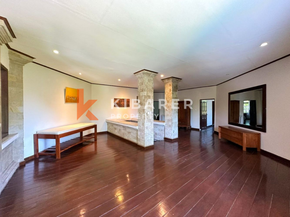 Vila Lima Kamar Tidur Menakjubkan dengan Taman Luas di Umalas