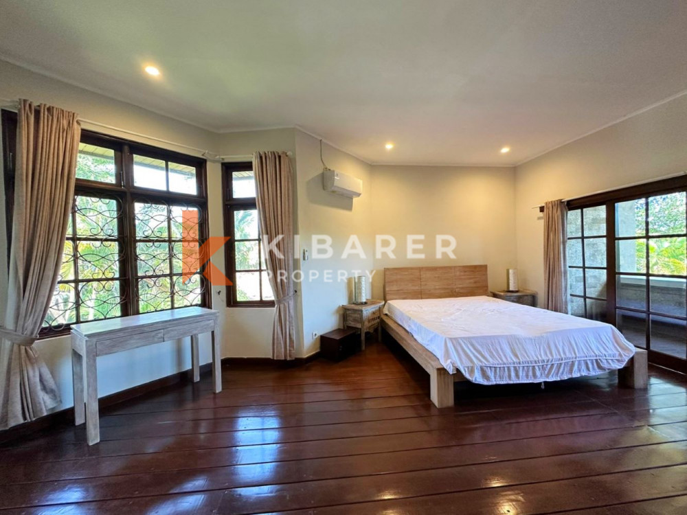 Vila Lima Kamar Tidur Menakjubkan dengan Taman Luas di Umalas