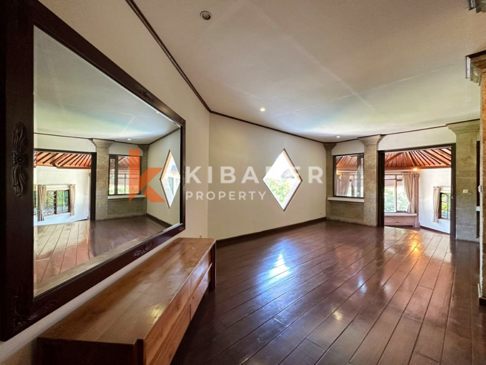 Vila Lima Kamar Tidur Menakjubkan dengan Taman Luas di Umalas