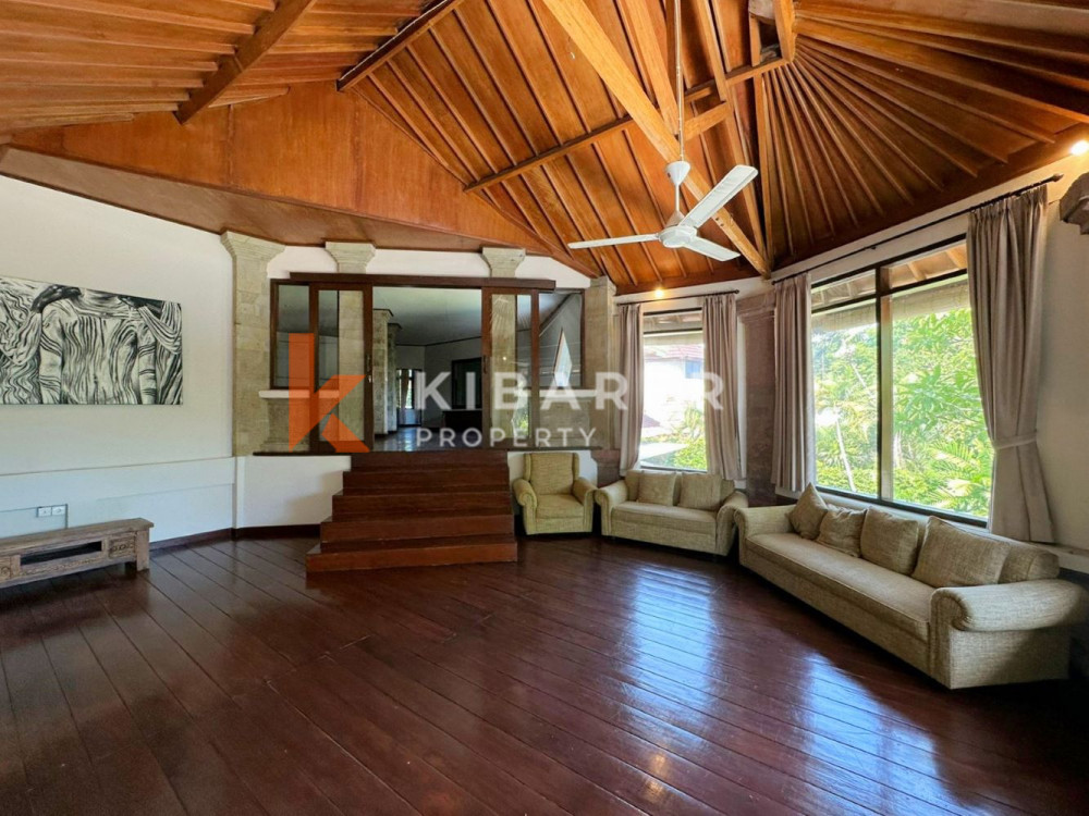 Vila Lima Kamar Tidur Menakjubkan dengan Taman Luas di Umalas