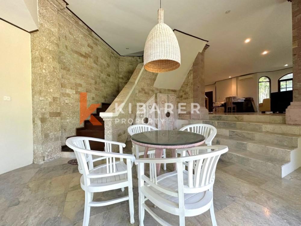 Vila Lima Kamar Tidur Menakjubkan dengan Taman Luas di Umalas