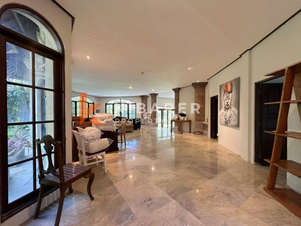 Vila Lima Kamar Tidur Menakjubkan dengan Taman Luas di Umalas