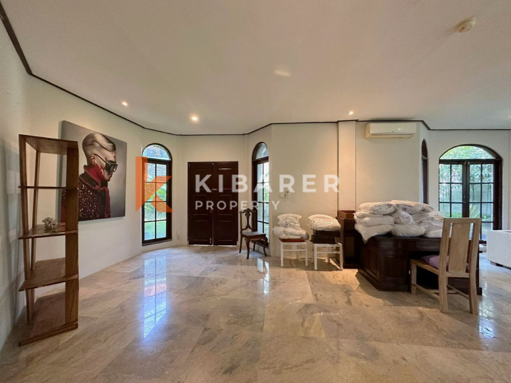 Vila Lima Kamar Tidur Menakjubkan dengan Taman Luas di Umalas