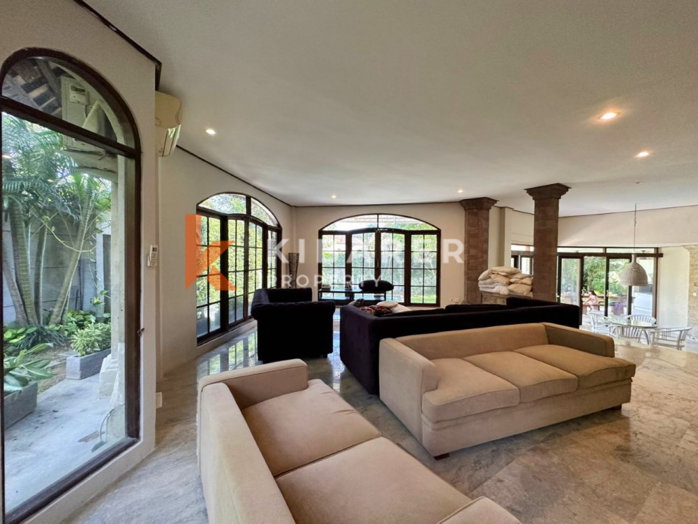 Vila Lima Kamar Tidur Menakjubkan dengan Taman Luas di Umalas