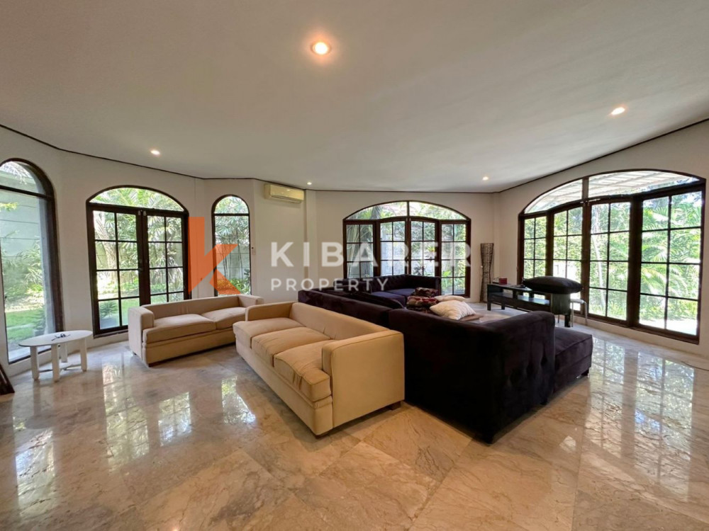 Vila Lima Kamar Tidur Menakjubkan dengan Taman Luas di Umalas