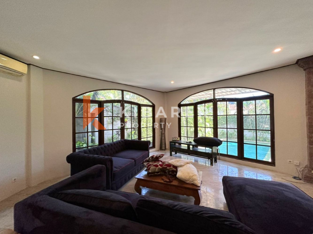 Vila Lima Kamar Tidur Menakjubkan dengan Taman Luas di Umalas