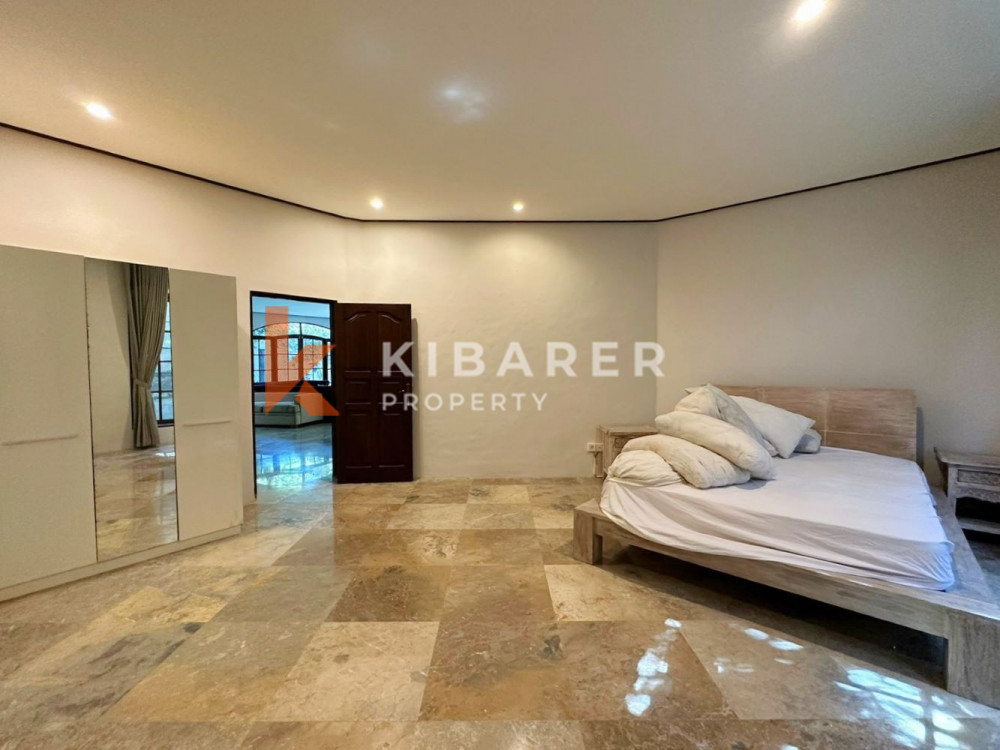 Vila Lima Kamar Tidur Menakjubkan dengan Taman Luas di Umalas