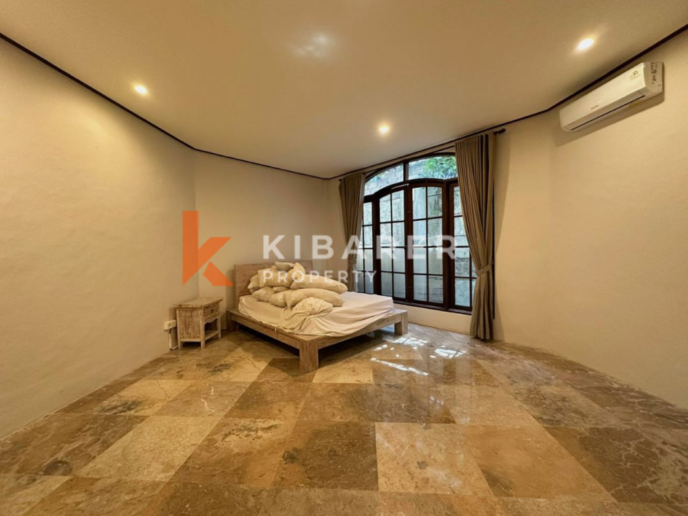 Vila Lima Kamar Tidur Menakjubkan dengan Taman Luas di Umalas