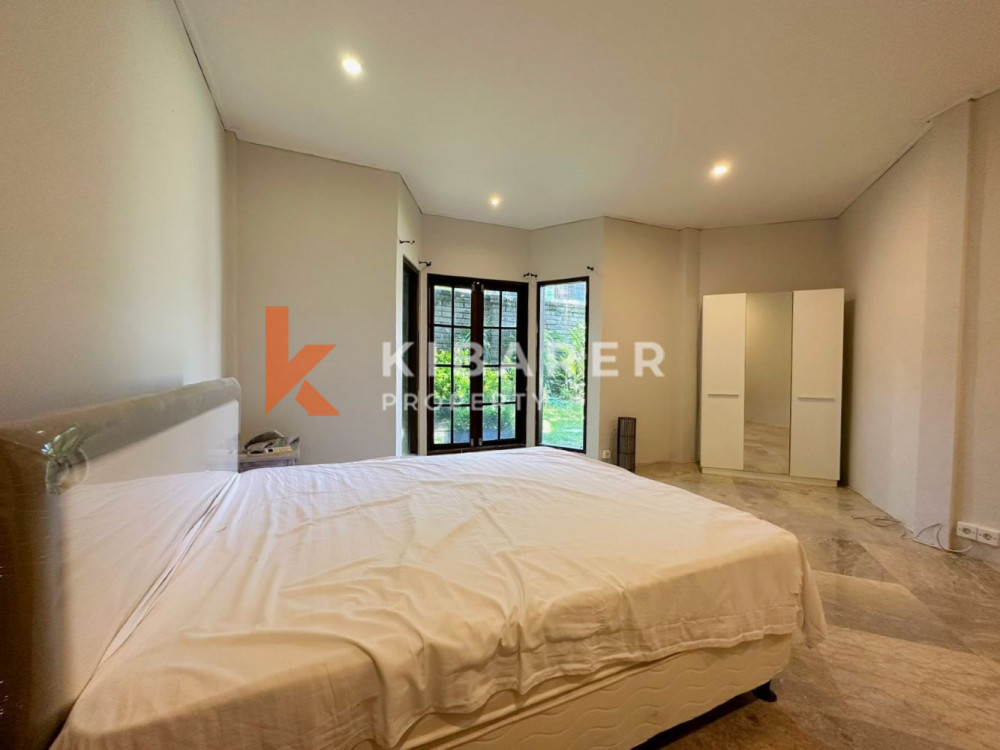 Vila Lima Kamar Tidur Menakjubkan dengan Taman Luas di Umalas