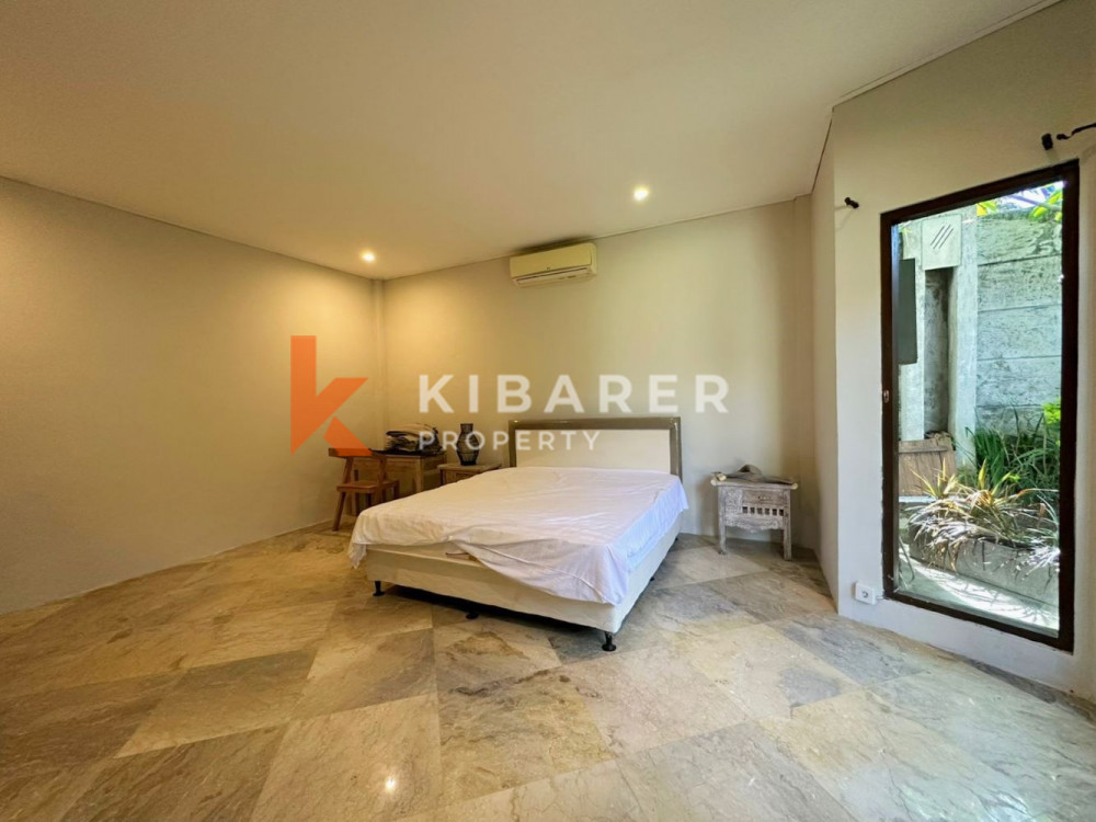 Vila Lima Kamar Tidur Menakjubkan dengan Taman Luas di Umalas