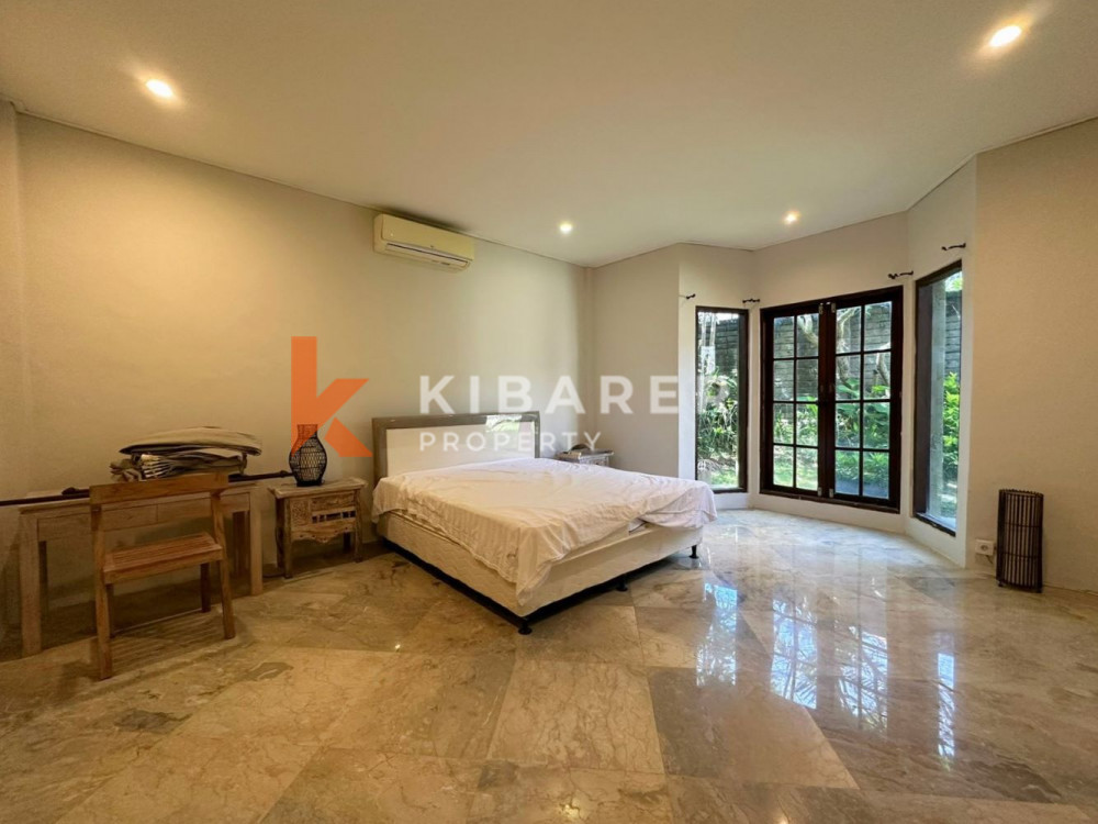 Vila Lima Kamar Tidur Menakjubkan dengan Taman Luas di Umalas