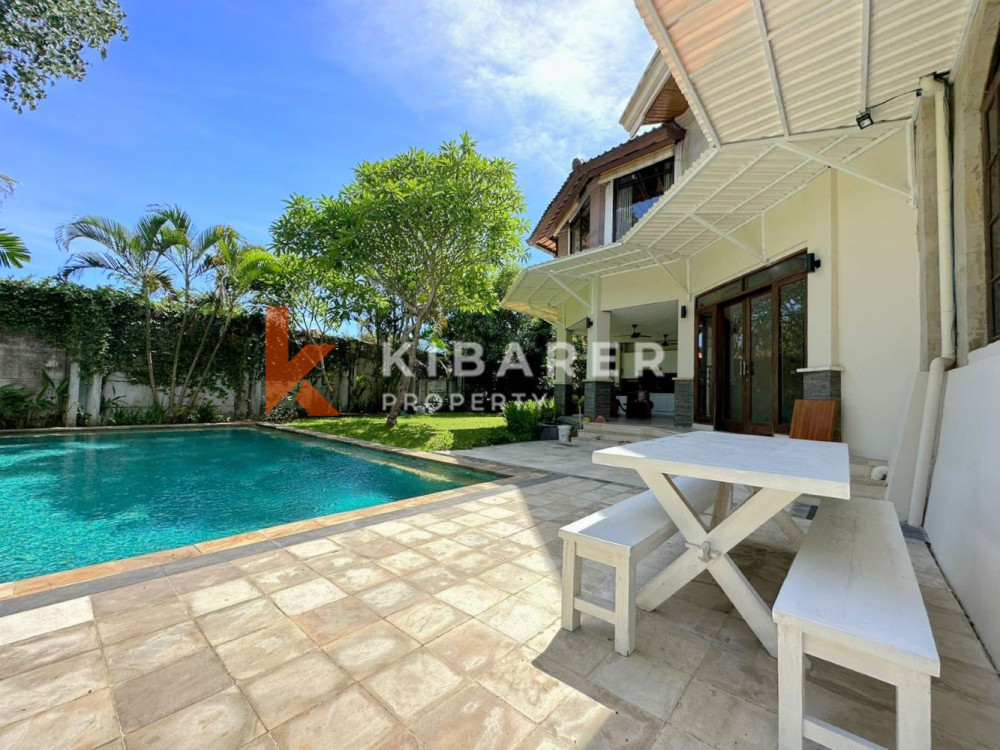 Vila Lima Kamar Tidur Menakjubkan dengan Taman Luas di Umalas