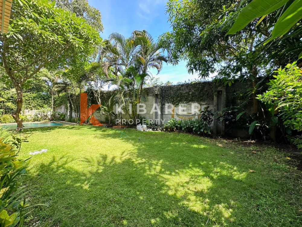 Vila Lima Kamar Tidur Menakjubkan dengan Taman Luas di Umalas