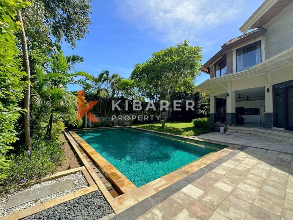 Vila Lima Kamar Tidur Menakjubkan dengan Taman Luas di Umalas