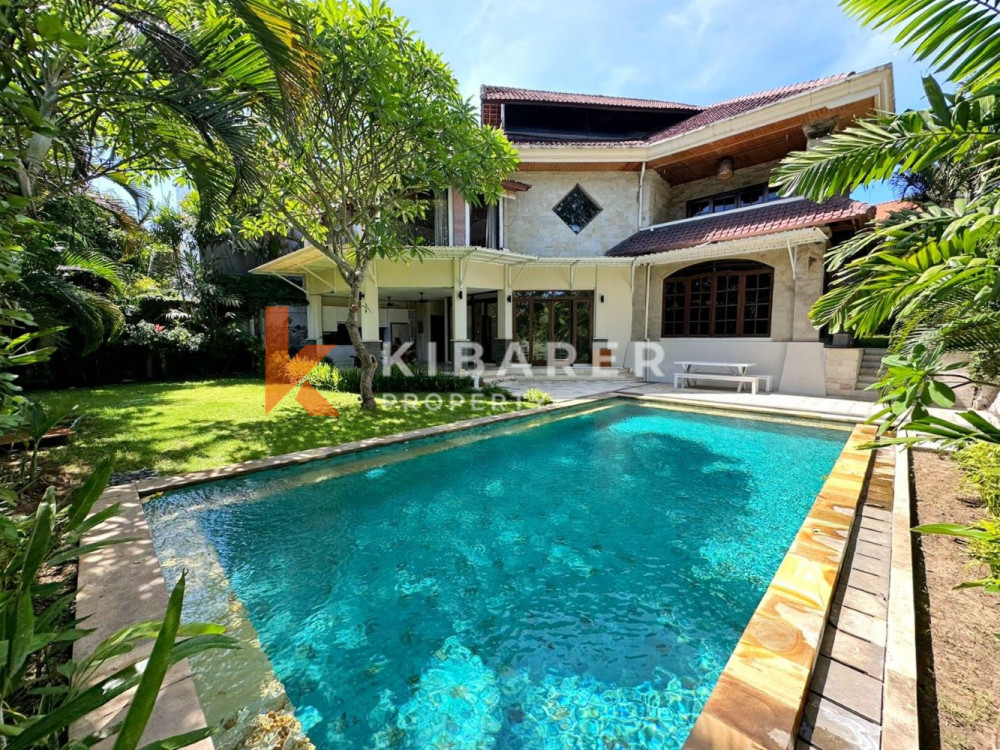 Vila Lima Kamar Tidur Menakjubkan dengan Taman Luas di Umalas