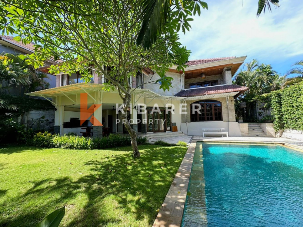 Vila Lima Kamar Tidur Menakjubkan dengan Taman Luas di Umalas