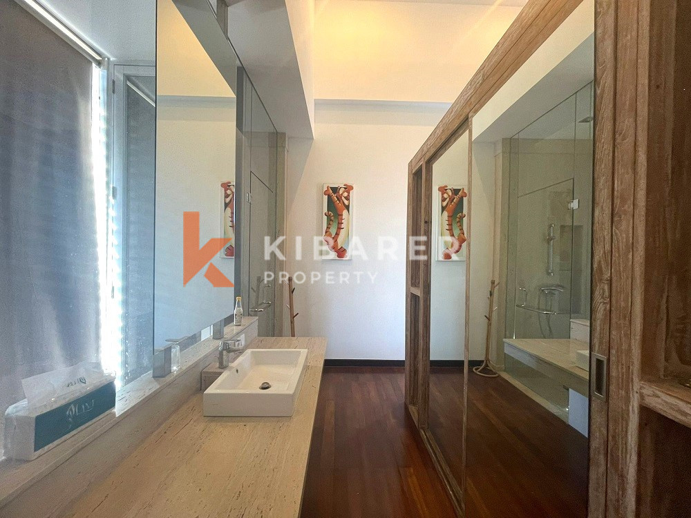 Vila Tertutup Empat Kamar Tidur yang Indah di Seminyak