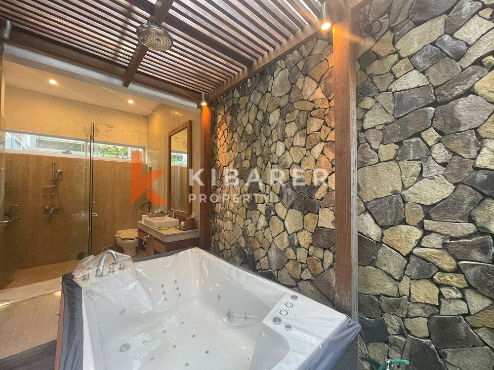 Vila Tertutup Empat Kamar Tidur yang Indah di Seminyak