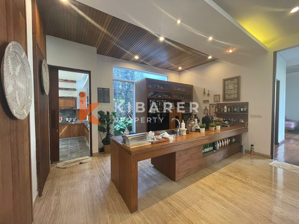 Vila Tertutup Empat Kamar Tidur yang Indah di Seminyak