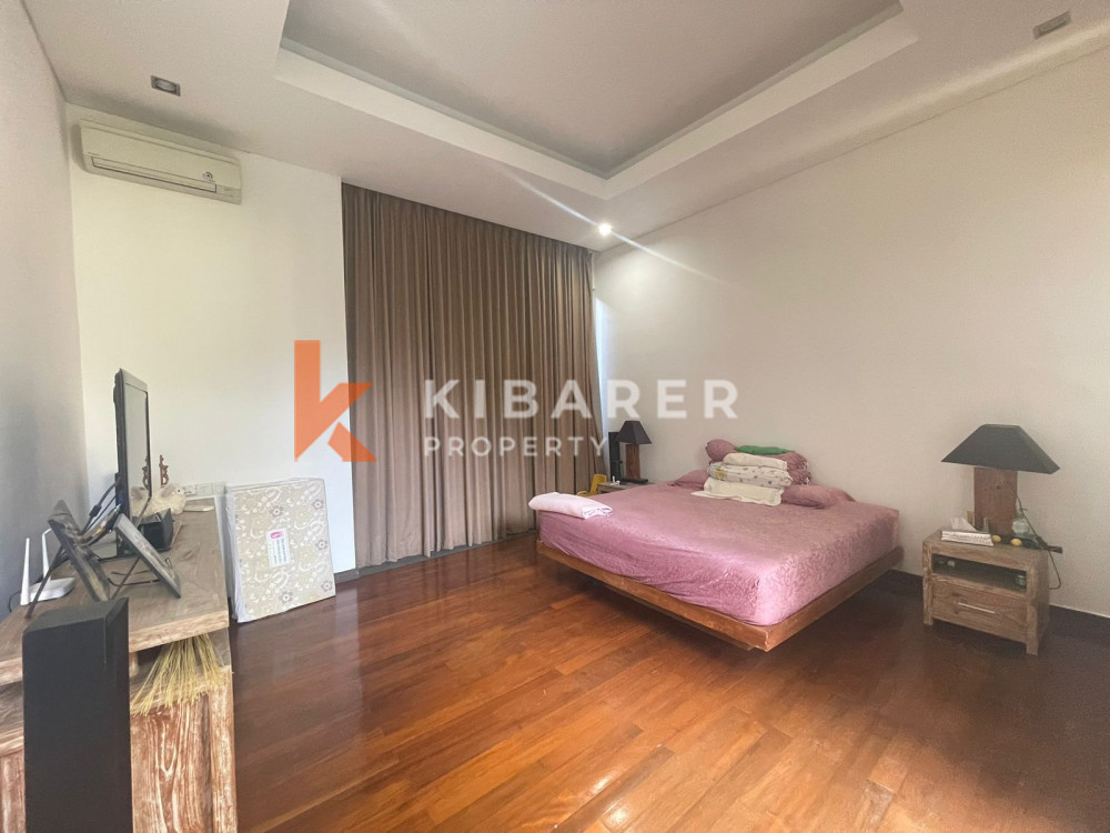 Vila Tertutup Empat Kamar Tidur yang Indah di Seminyak