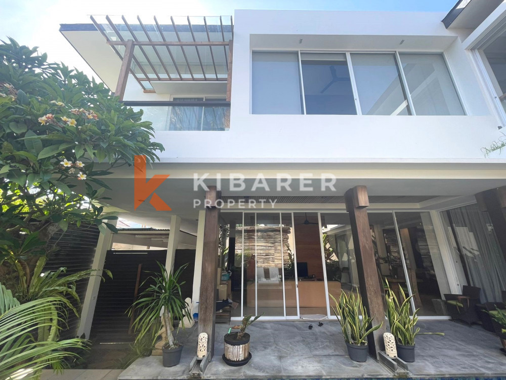 Vila Tertutup Empat Kamar Tidur yang Indah di Seminyak