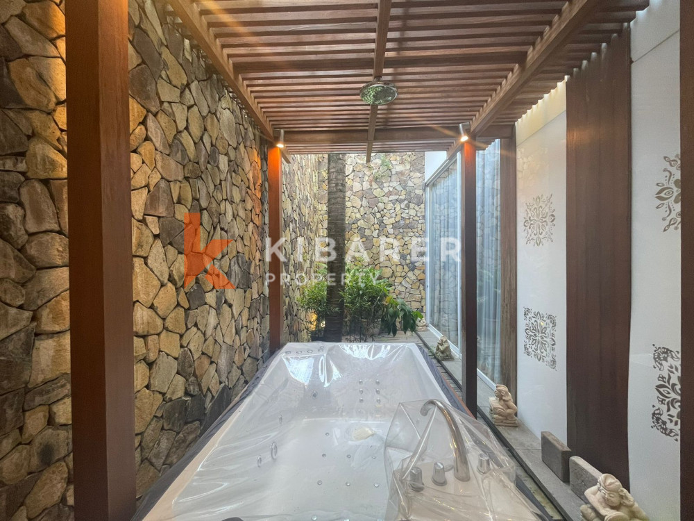 Vila Tertutup Empat Kamar Tidur yang Indah di Seminyak