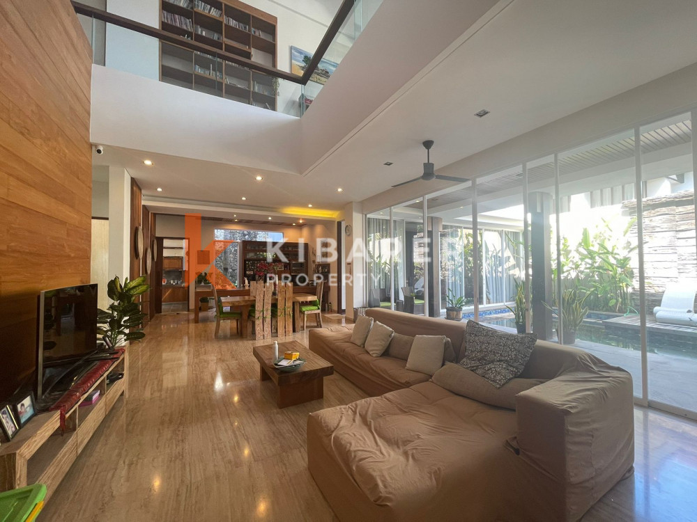 Vila Tertutup Empat Kamar Tidur yang Indah di Seminyak