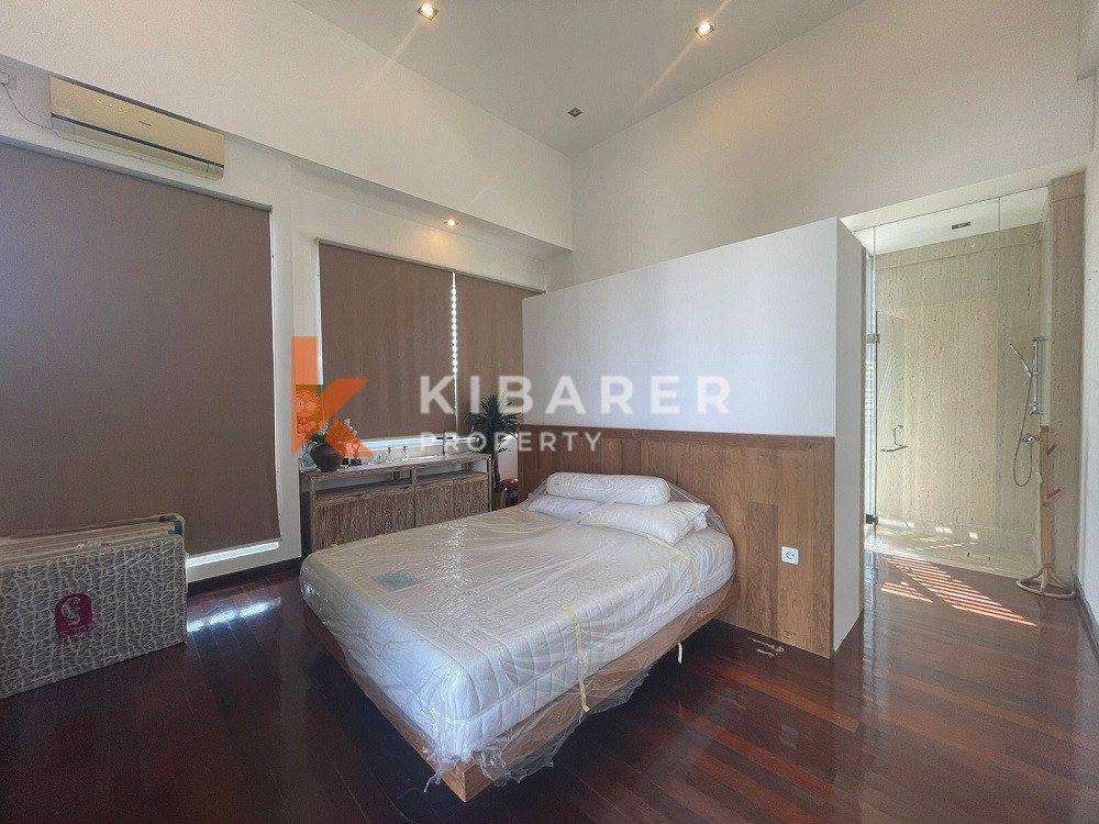 Vila Tertutup Empat Kamar Tidur yang Indah di Seminyak