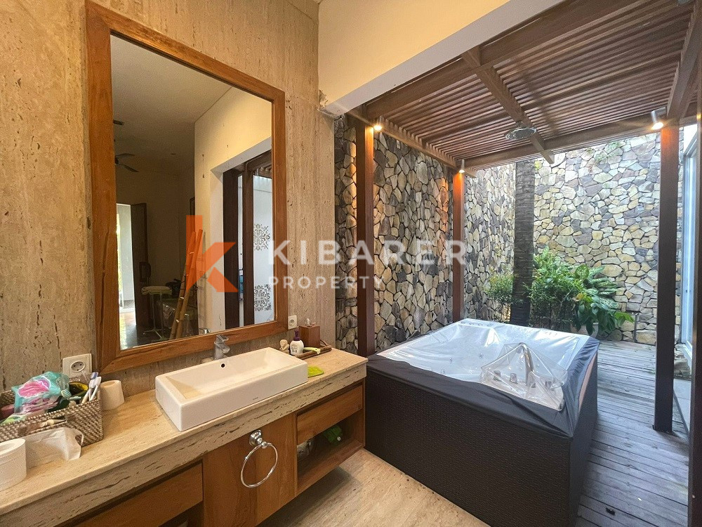 Vila Tertutup Empat Kamar Tidur yang Indah di Seminyak