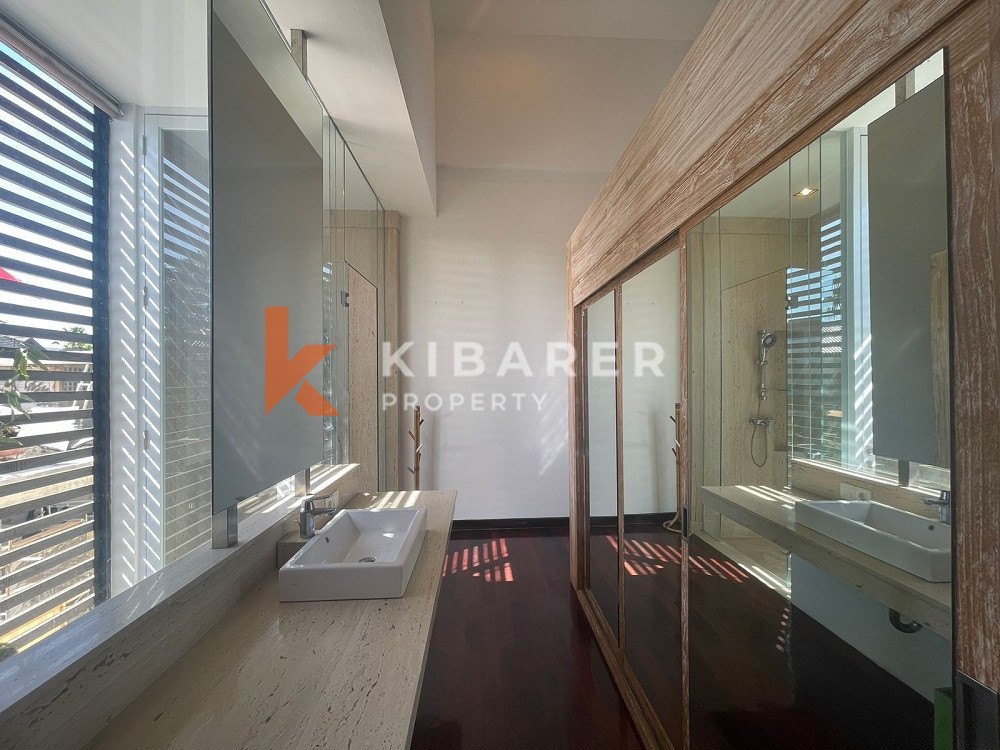 Vila Tertutup Empat Kamar Tidur yang Indah di Seminyak