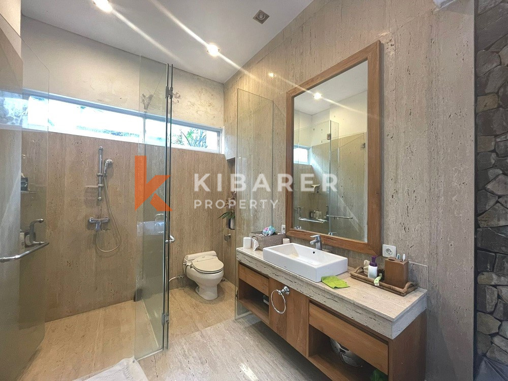 Vila Tertutup Empat Kamar Tidur yang Indah di Seminyak