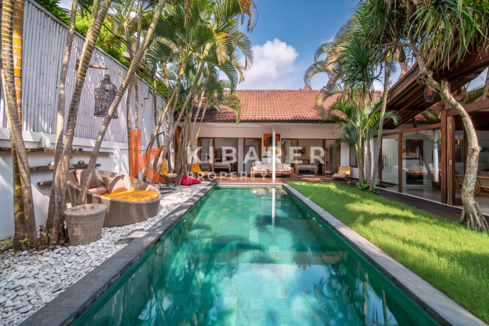 Villa de vie fermée de trois chambres confort tropical à Kerobokan