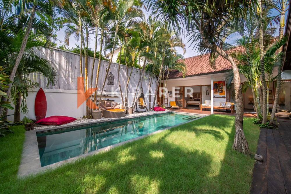 Villa de vie fermée de trois chambres confort tropical à Kerobokan