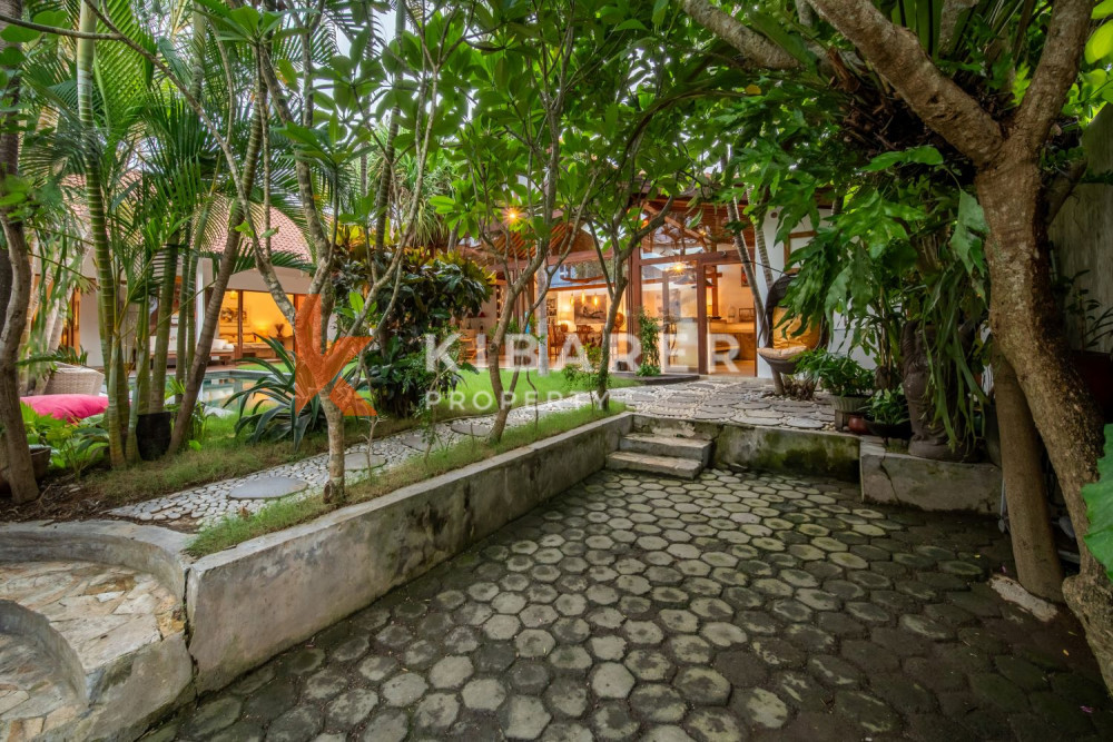 Villa de vie fermée de trois chambres confort tropical à Kerobokan