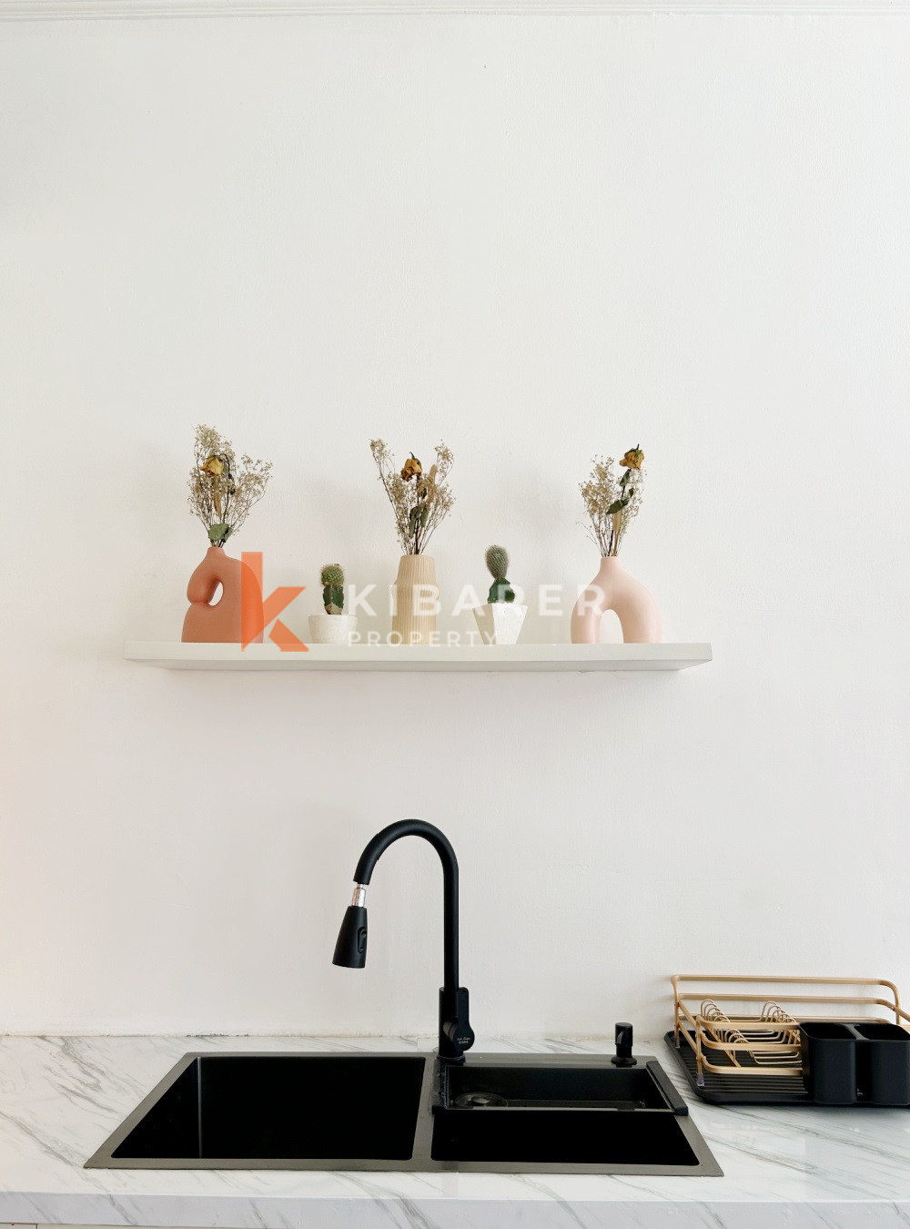 Mediterranean Style Four-Bedrooms Closed Living Villa In Berawa