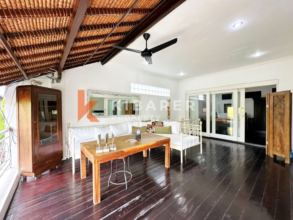 Villa traditionnelle ouverte de trois chambres avec touche tropicale à Mertanadi