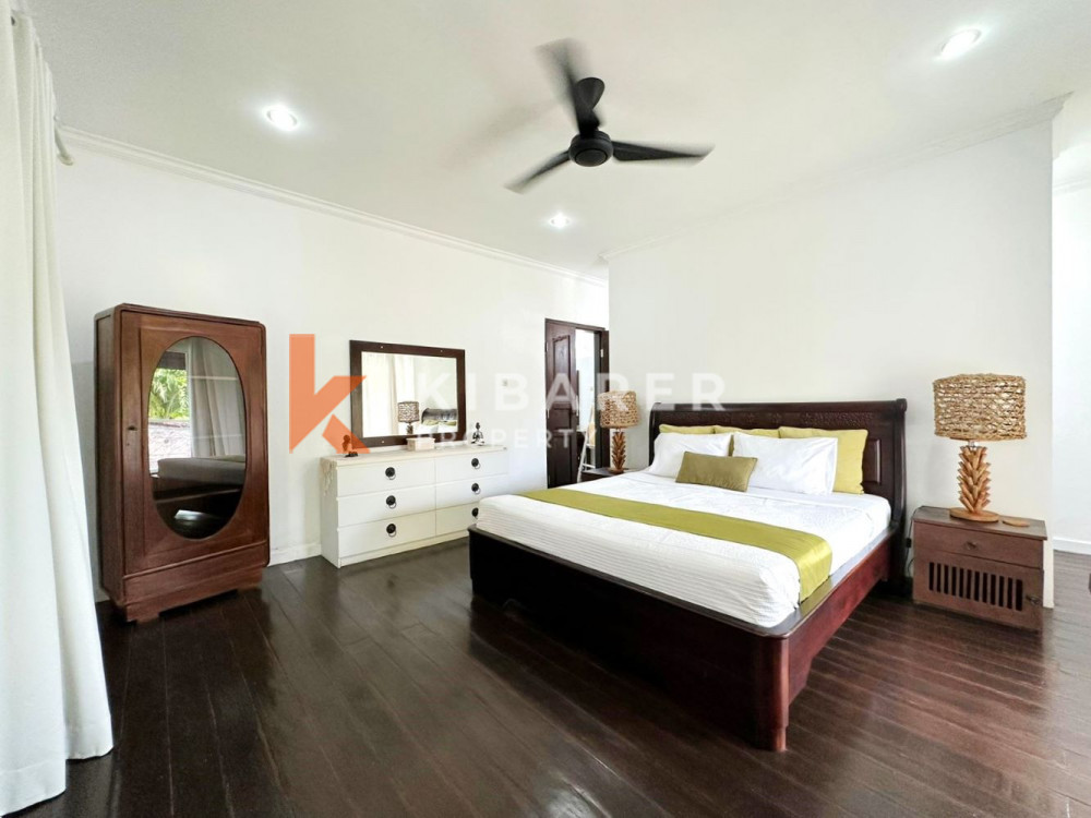 Vila Ruang Tamu Terbuka Tradisional Tiga Kamar Tidur dengan Sentuhan Tropis di Mertanadi