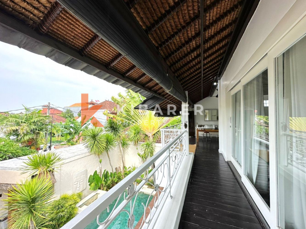 Villa traditionnelle ouverte de trois chambres avec touche tropicale à Mertanadi