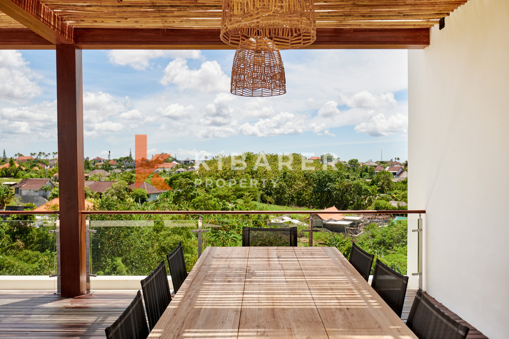 Superbe villa de trois chambres avec salon fermé située à Canggu