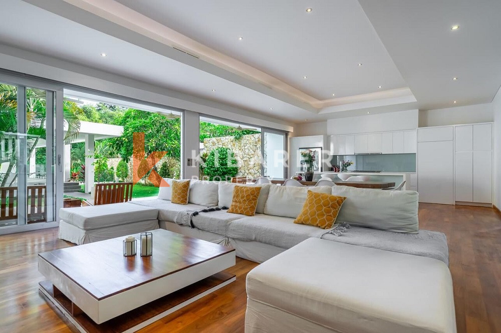 Luxury Four Bedrooms Closed Living Villa In Umalas