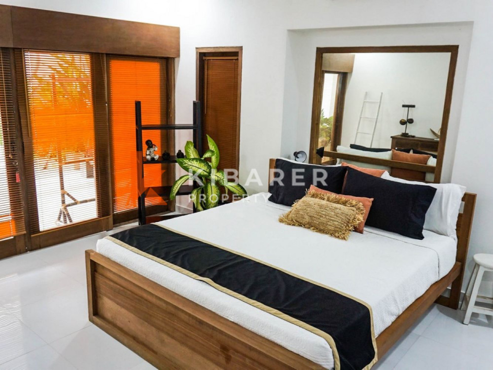 Vila Tiga Kamar Tidur Tropis Modern plus Kantor Tertutup di Seminyak