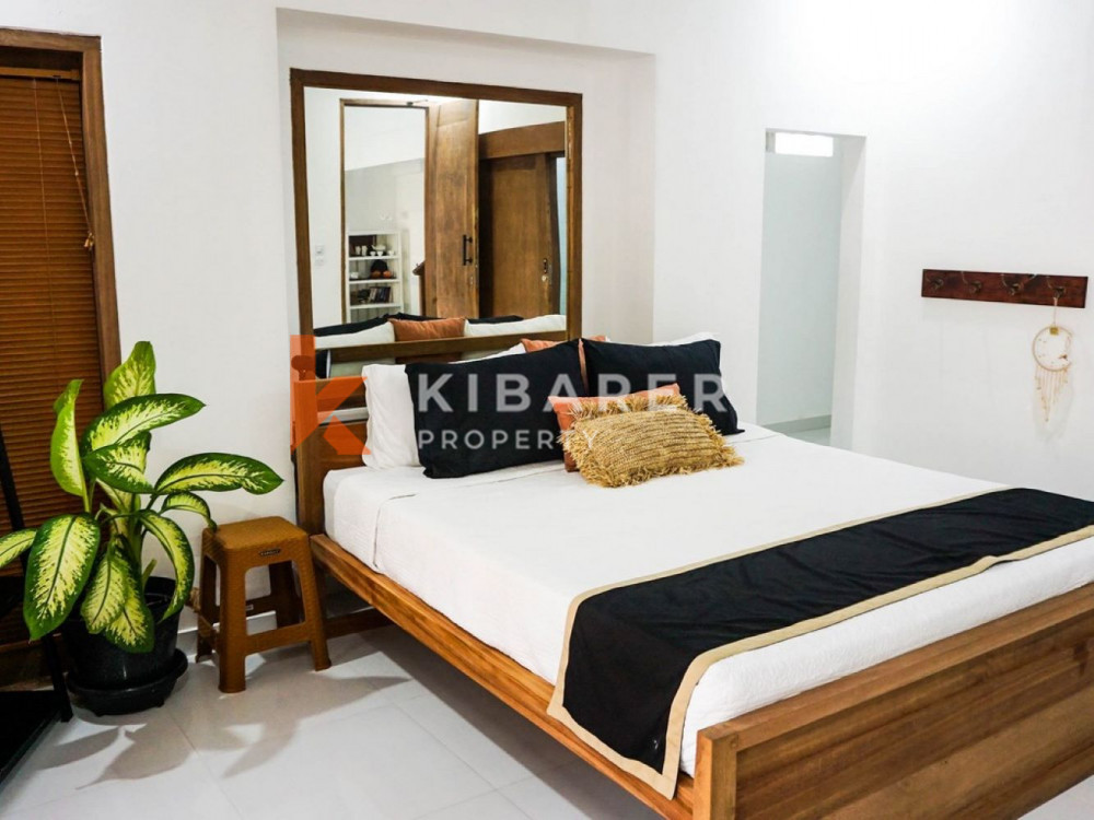 Vila Tiga Kamar Tidur Tropis Modern plus Kantor Tertutup di Seminyak