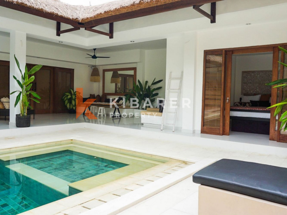 Vila Tiga Kamar Tidur Tropis Modern plus Kantor Tertutup di Seminyak