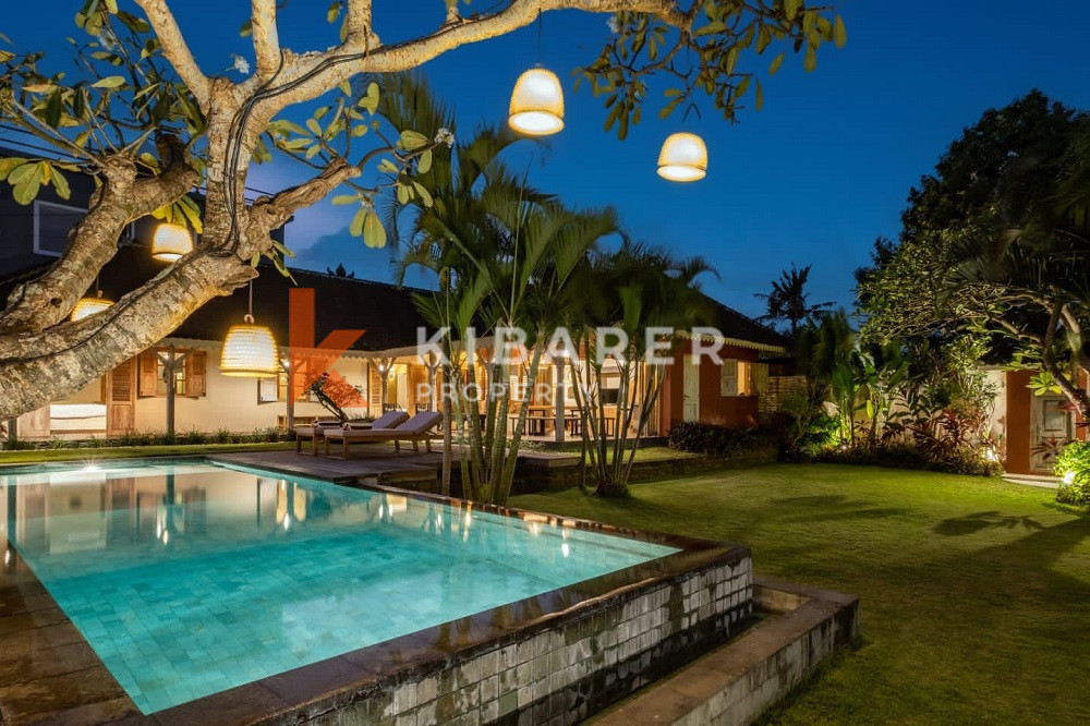 Villa fermée de quatre chambres avec vue sur les rizières à Canggu