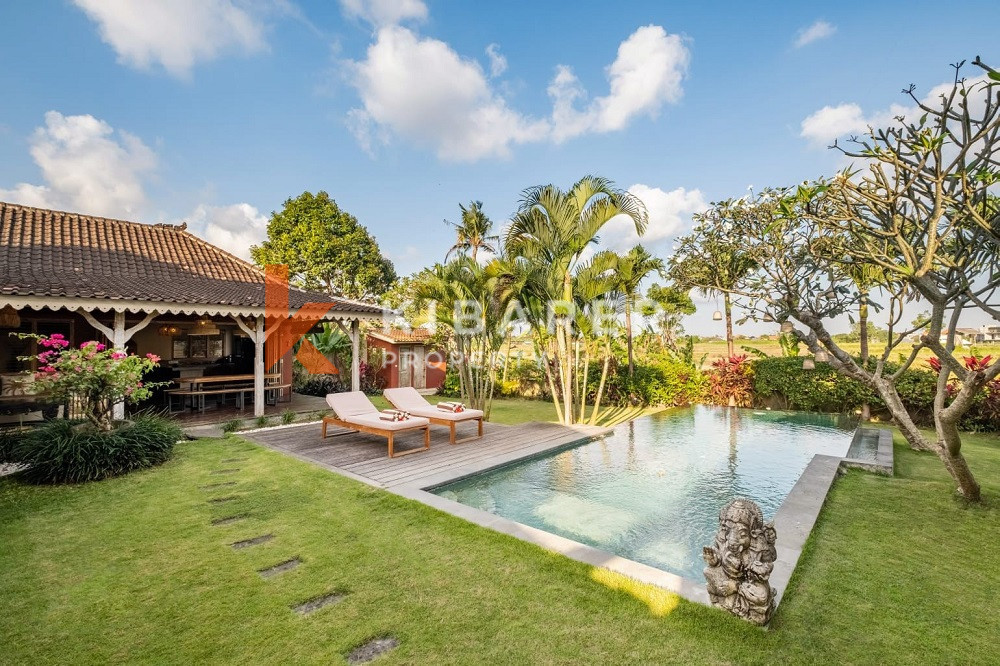 Villa fermée de quatre chambres avec vue sur les rizières à Canggu