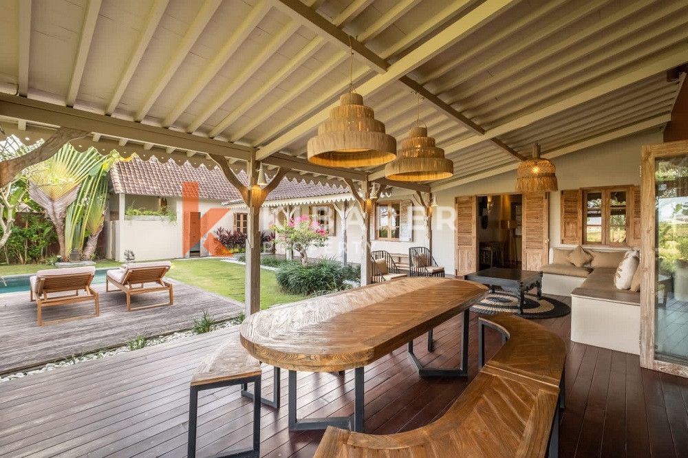 Villa fermée de quatre chambres avec vue sur les rizières à Canggu