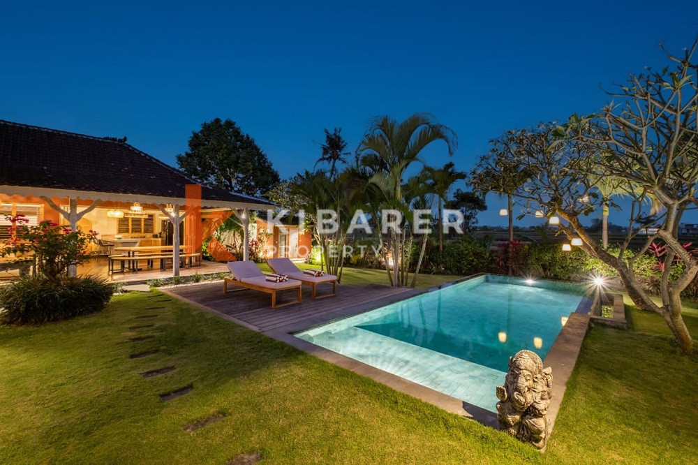 Villa fermée de quatre chambres avec vue sur les rizières à Canggu