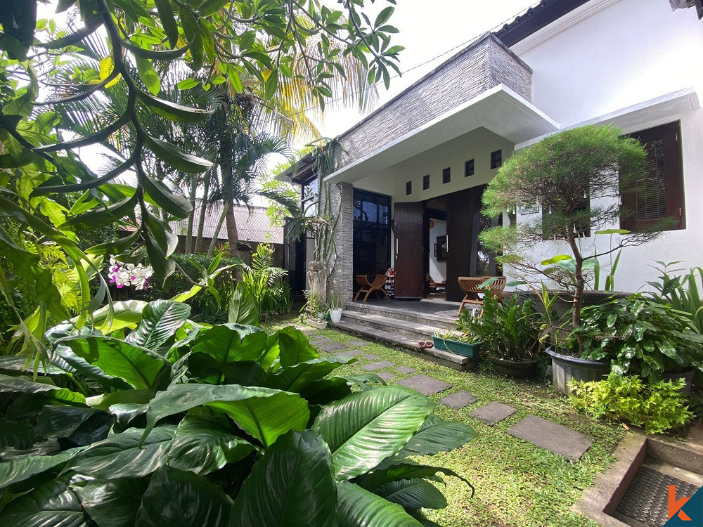 Maison accueillante de deux chambres avec grand jardin à vendre à Kerobokan