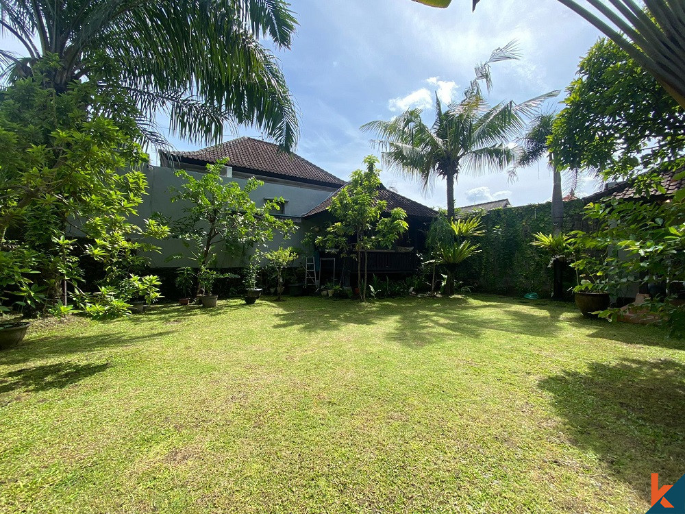 Maison accueillante de deux chambres avec grand jardin à vendre à Kerobokan